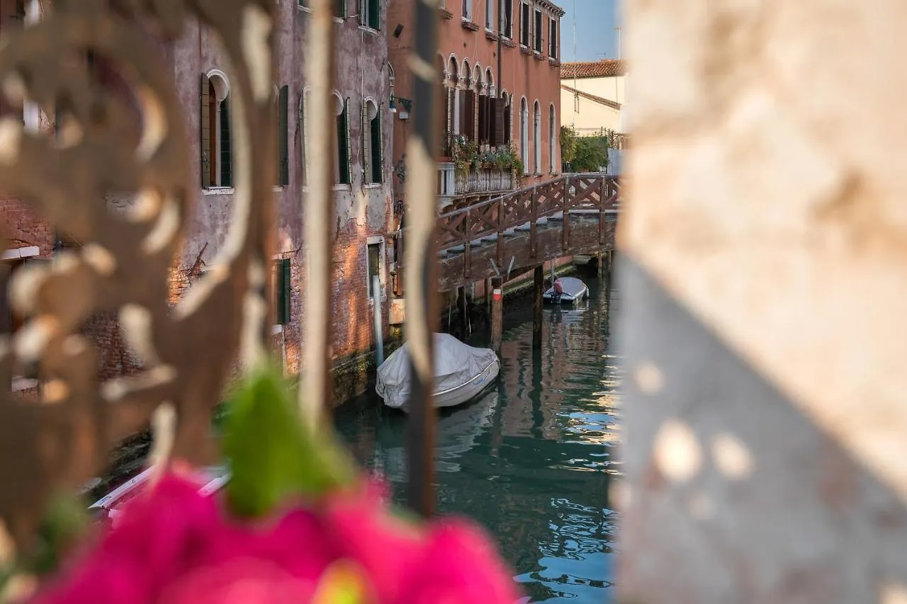 Apartment Colombina Home Venice With Canal View Italy